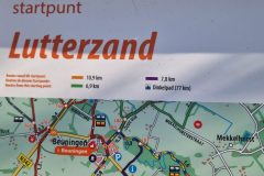 Informatiebord met 5 gekleurde paaltjes wandelroutes Lutterzand © Vakantiegroeten.nl