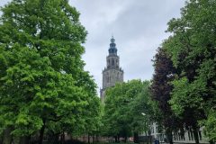 Doorkijkje naar de Martinitoren in Groningen © Vakantiegroeten.nl