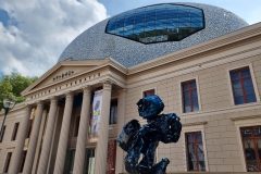 Museum de Fundatie in Zwolle met de Wolk © Vakantiegroeten.nl