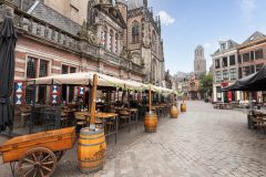 Zwolle-Grote-Kerk-terrassen-en-Peperbus-©-Jan-van-der-Wolf-Shutterstock.com