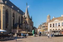 Zwolle-Grote-Kerk-terrassen-en-Peperbus-©-Jan-van-der-Wolf-Shutterstock.com