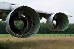 Vleugel zonder motoren van een lijnvliegtuig in Enschede - Foto: Remco de Wit / Shutterstock.com