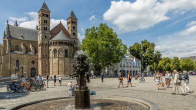 Maastricht-Vrijthof-met-Sint-Servaasbasiliek-Foto-Foto-Para-Ti-Shutterstock