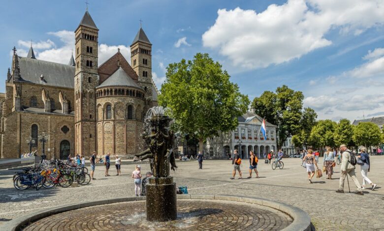 Maastricht-Vrijthof-met-Sint-Servaasbasiliek-Foto-Foto-Para-Ti-Shutterstock