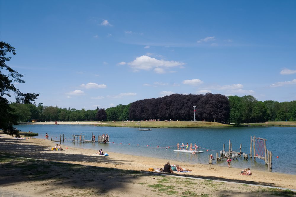 Recreatieplas-het-Hulsbeek-bij-Oldenzaal-©-Henk-Vrieselaar-Shutterstock.com