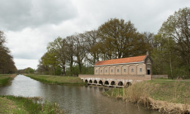 Twente-Schuivenhuisje-Almelo-Nordhornkanaal-©-Art-Wittingen-Shutterstock.com