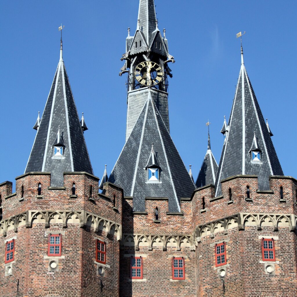 Zwolle-Sassenpoort-©-Mariadouwma-Shutterstock.com