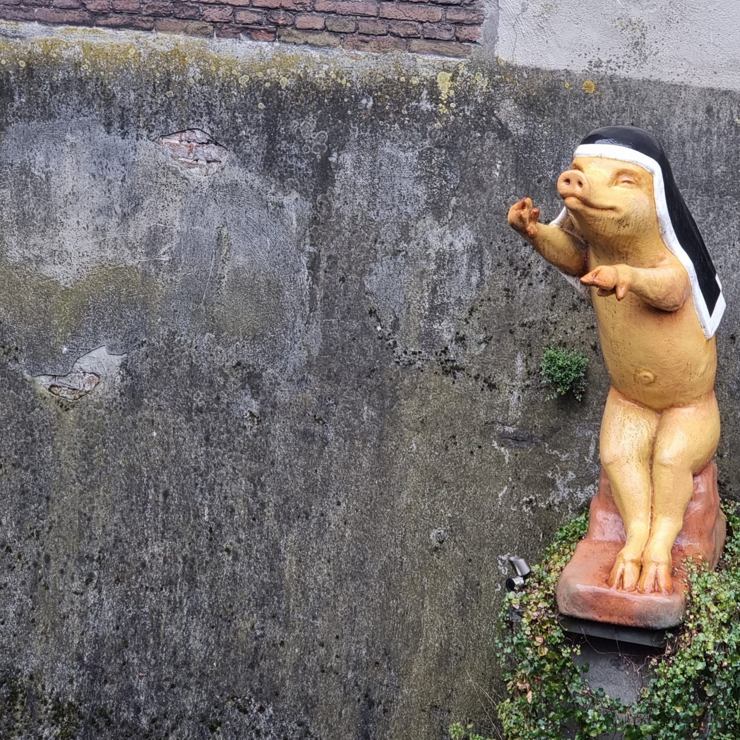 Varkentje uit schilderijen van Jeroen Bosch te zien tijdens Jeroen Bosch vaarroute op de Binnendieze in Den Bosch © Vakantiegroeten.nl