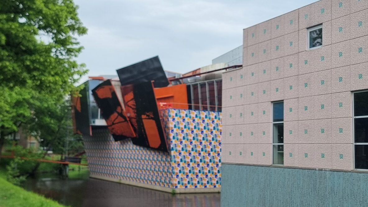 Gebouw Groninger Museum in de stadsgracht van Groningen © Vakantiegroeten.nl