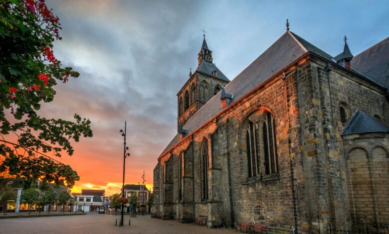 Plechelmus-kerk Oldenzaal Twente © Jori Besseler Shutterstock.com