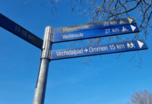 Routepaaltje wandelroutes en fietsroutes bij Station Dalfsen - Foto © Vakantiegroeten