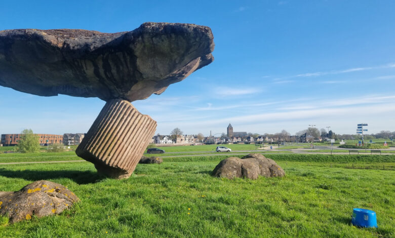 Zwevende Kei, dikke steen bij Station Dalfsen - Foto © Vakantiegroeten