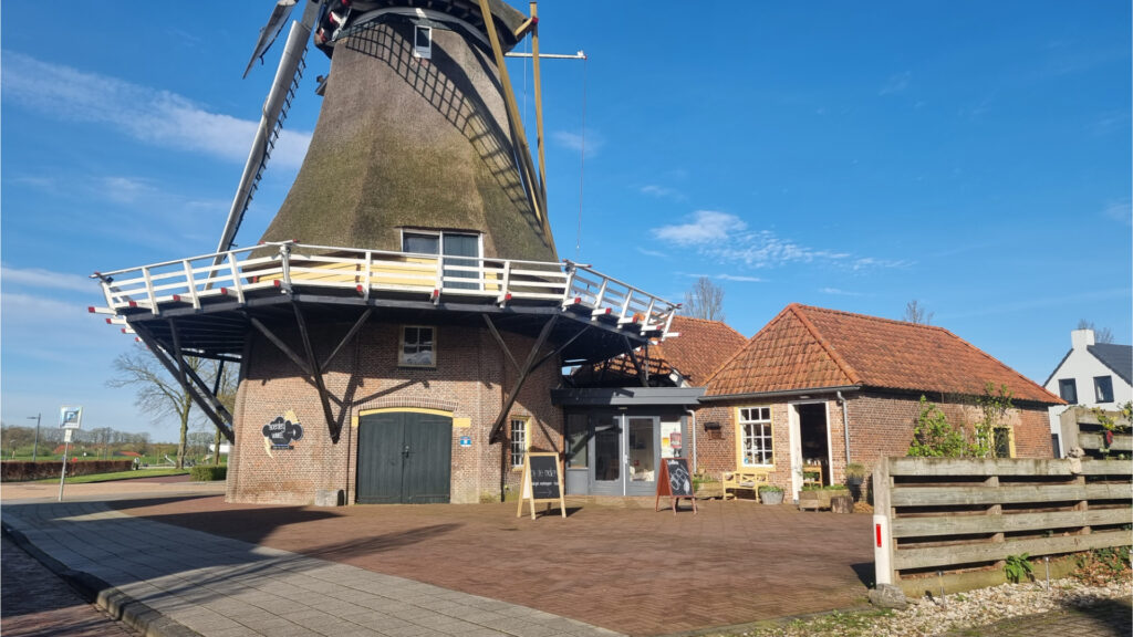 Westermolen en 'Bij de Molen' biologische winkel in Dalfsen bij de Westermolen - Foto © vakantiegroeten.nl