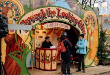 Winterse sfeer in het Nederlands Openluchtmuseum Arnhem met lichtjes en nostalgische attracties