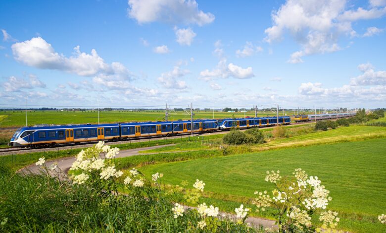 Trein op traject Leiden–Utrecht met plannen voor nieuw station Hazerswoude-Rijndijk
