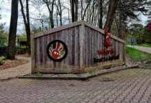 Welkomsbord van Vakantiepark Beerze Bulten aan de bosrand.