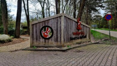 Welkomsbord van Vakantiepark Beerze Bulten aan de bosrand.