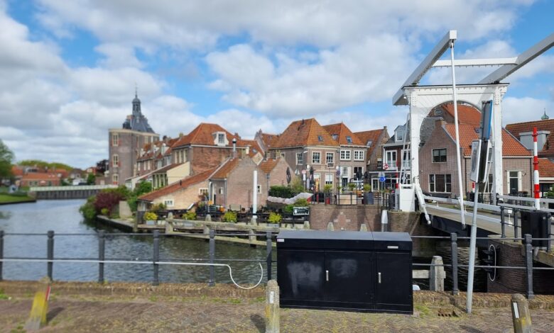 Zicht op een historische gracht met ophaalbrug, oude gevels en toren in een voormalig Zuiderzee‑stadje