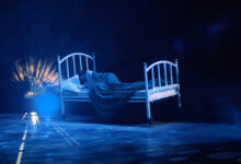 Dromerige theaterscène met een meisje in bed in een surrealistische droomwereld, passend bij de illusieshow Magicaluna.