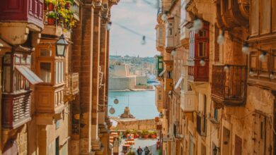 Straatbeeld in Valletta op Malta met uitzicht op zee, populaire en betaalbare zonbestemming in het voorjaar