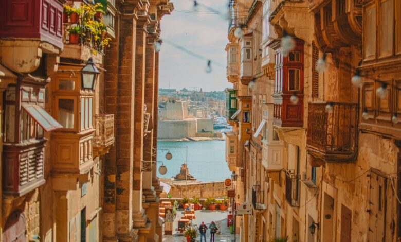 Straatbeeld in Valletta op Malta met uitzicht op zee, populaire en betaalbare zonbestemming in het voorjaar