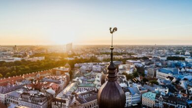 Zonsopkomst boven de skyline van Riga met de koepel van de Riga Cathedral op de voorgrond