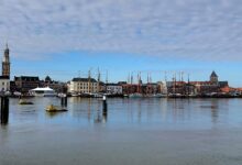 Uitzicht over de IJssel en de skyline van Hanzestad Kampen. © Vakantiegroeten.nl
