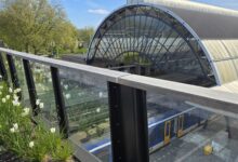 Passerelle Zwolle met tulpen en uitzicht over spoorzone in het voorjaar