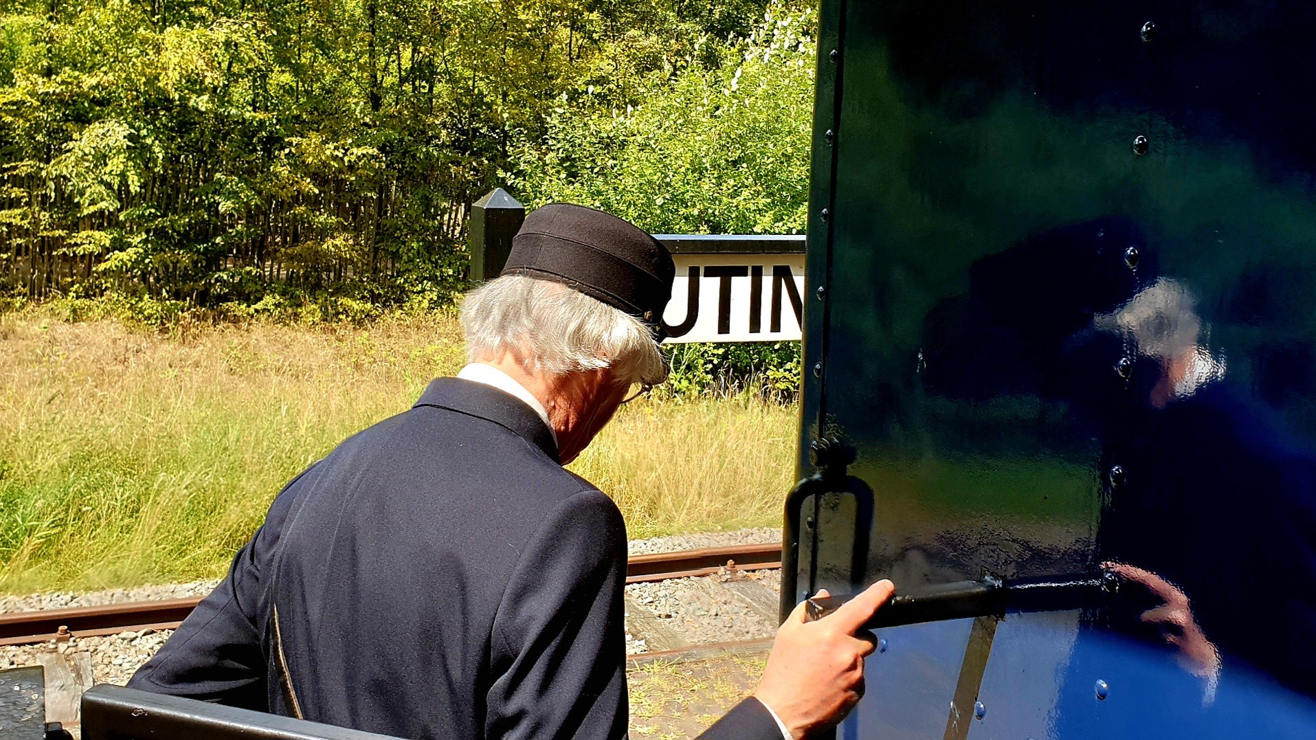 Conducteur stapt uit historische stoomtrein bij Museum Buurtspoorweg Haaksbergen