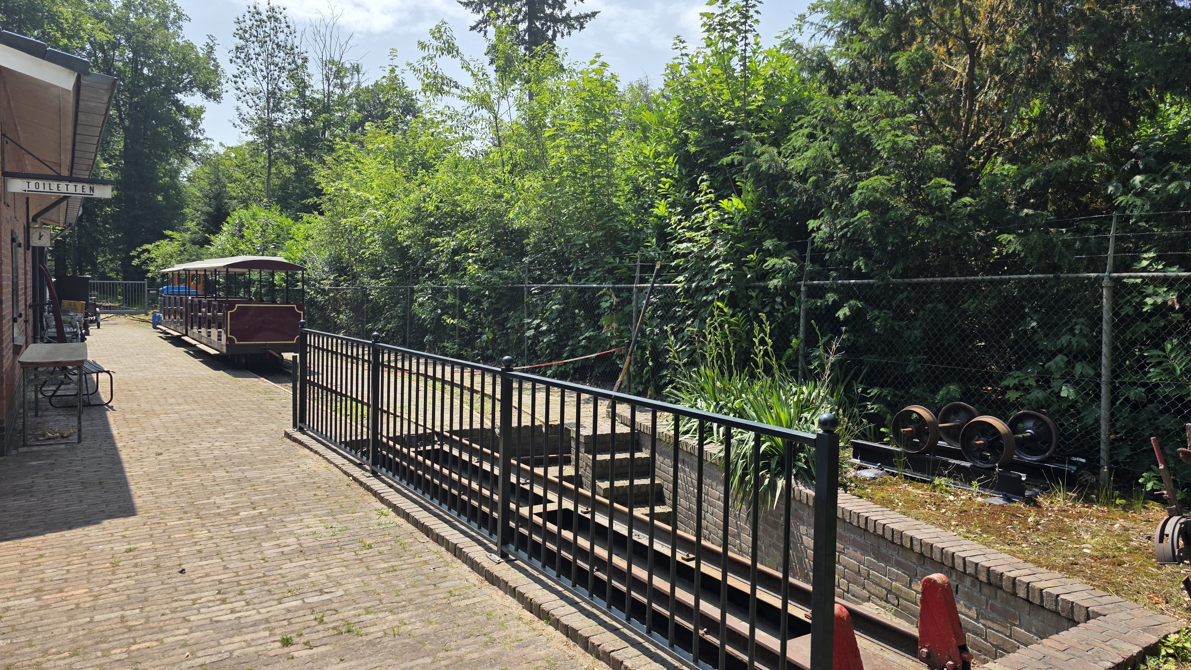 Klein historisch treintje op het smalspoor van Leemspoor in Rijssen