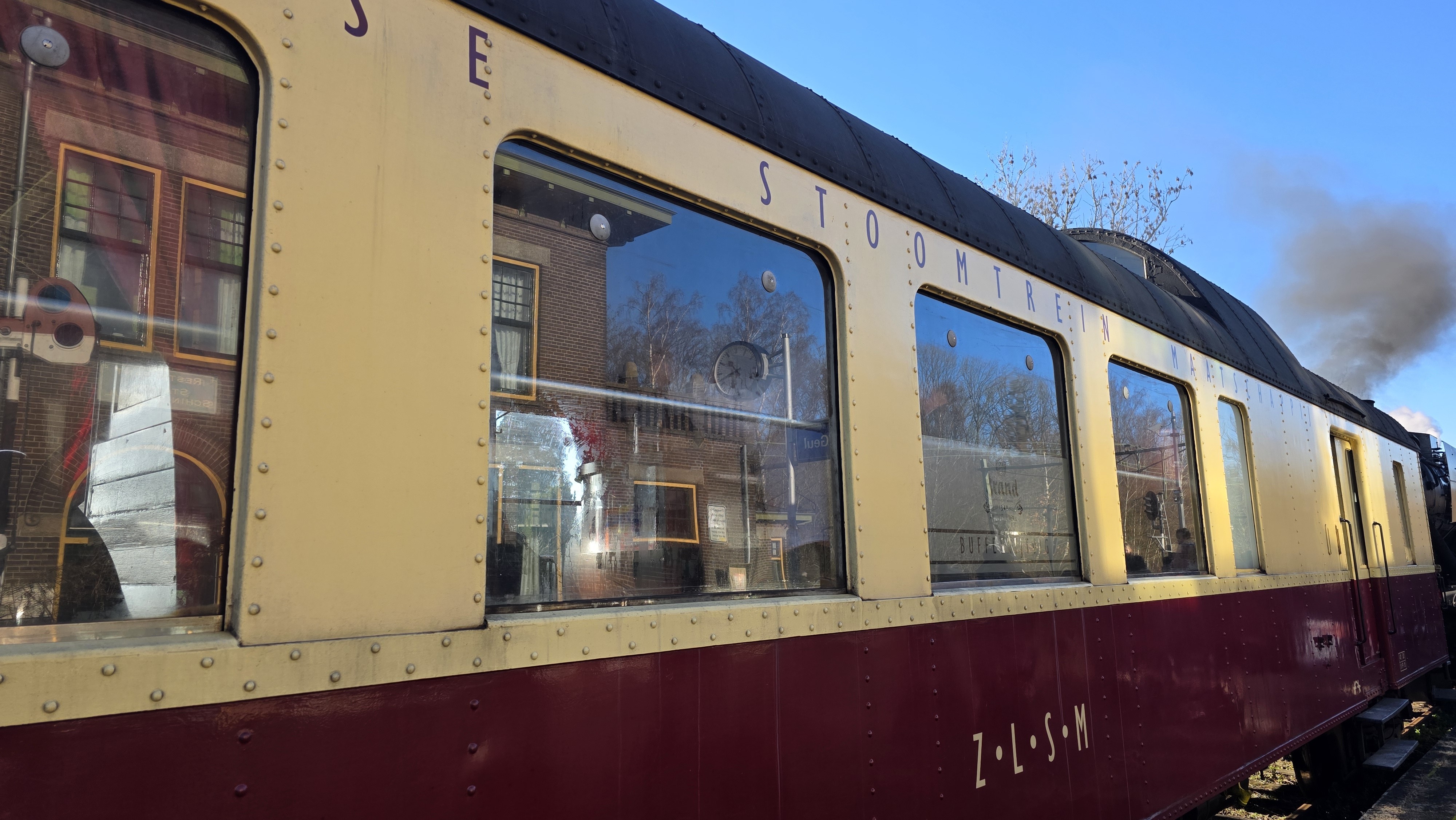 Historisch rijtuig van de Miljoenenlijn op station Simpelveld