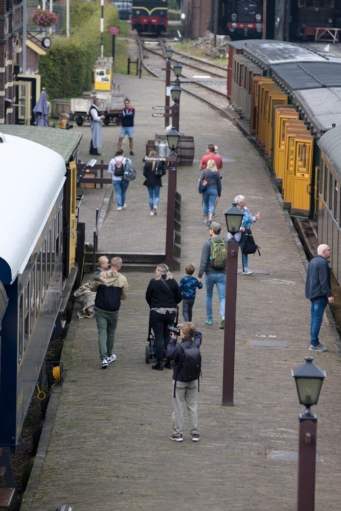 Bezoekers lopen langs historische rijtuigen tijdens Nationale Stoomtreindag in Haaksbergen