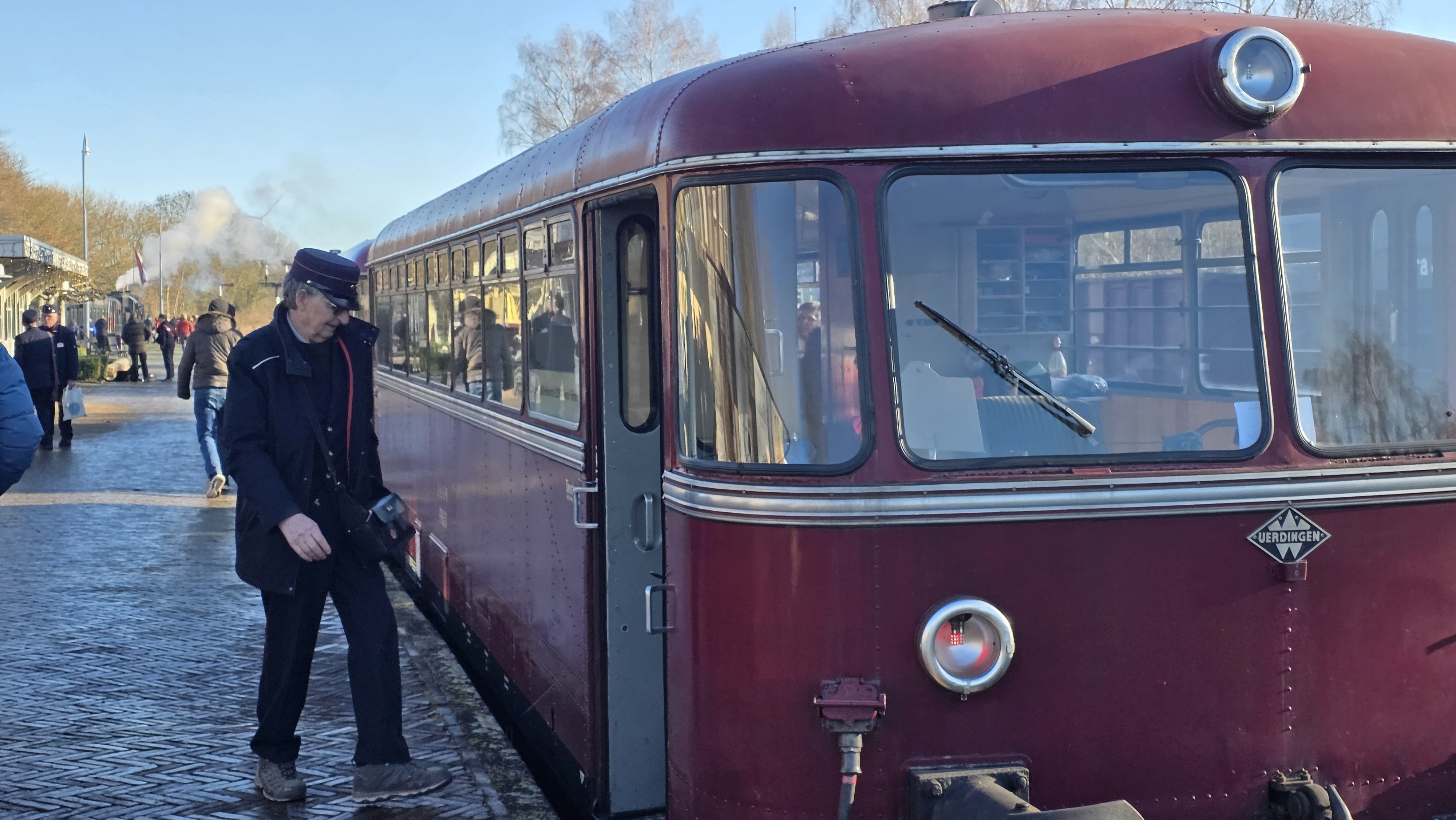 Historische railbus op station Simpelveld tijdens winterrit