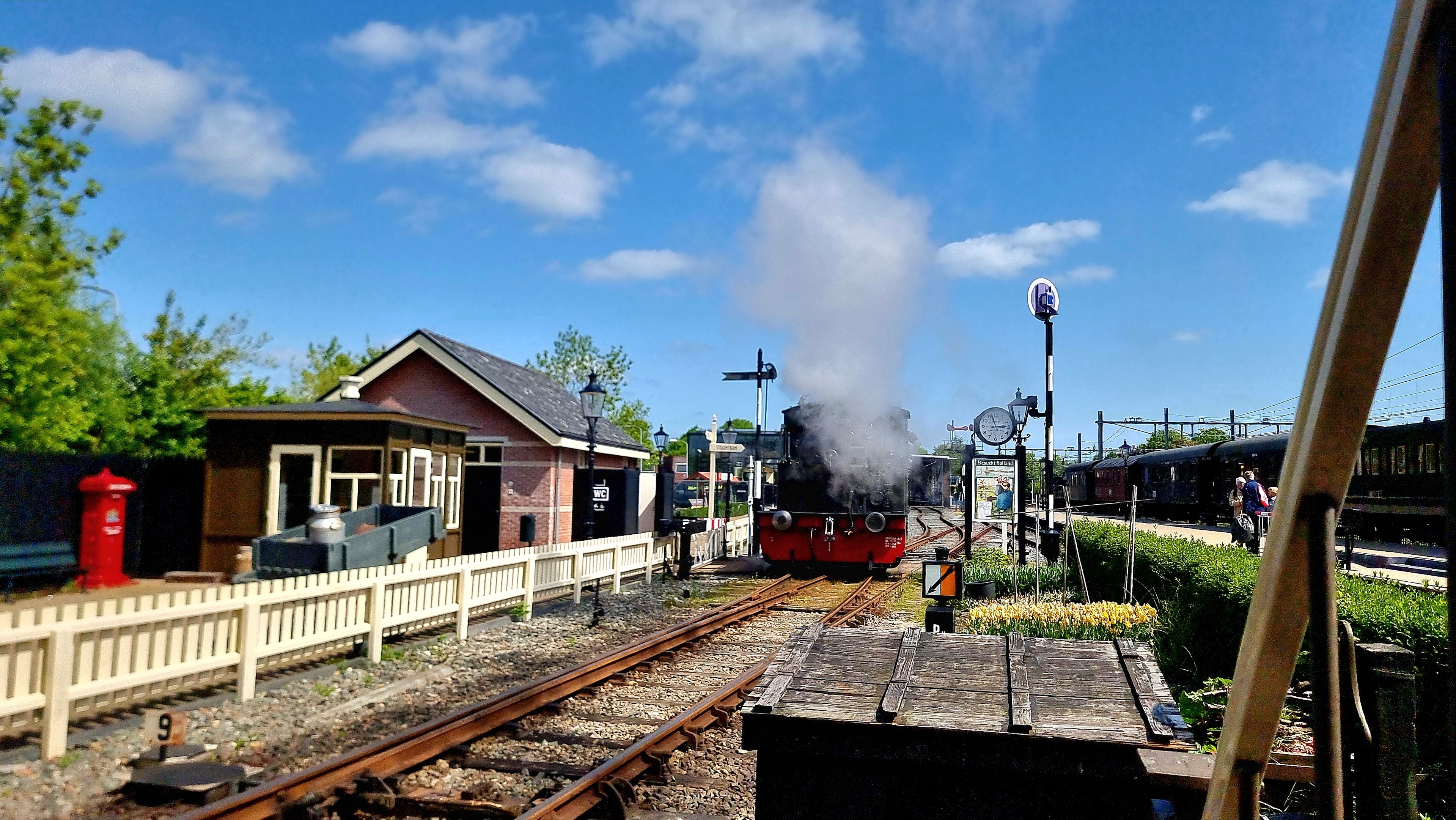 Stoomlocomotief arriveert bij station Hoorn van Museum Stoomtram Hoorn-Medemblik