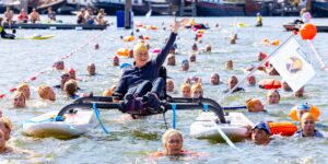 Ruim 3.300 zwemmers duiken zondag de Amsterdamse grachten in voor ALS