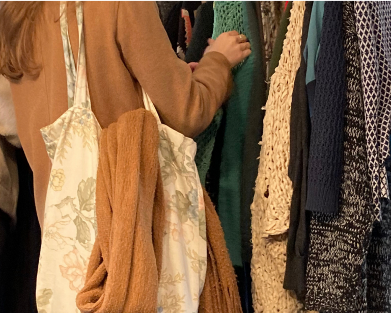 Kledingrekken met tweedehands kleding als illustratie bij het kledingruilfeest in Zwolle