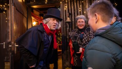 Sprookjesfiguren en winterse verlichting tijdens Magisch Winterwonderland in Openluchttheater Lochem