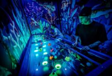 Bezoekers spelen interactieve spellen in een missiekamer van Time Mission Eindhoven