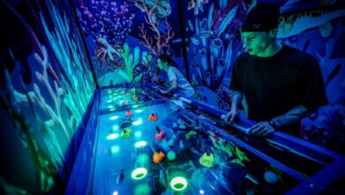 Bezoekers spelen interactieve spellen in een missiekamer van Time Mission Eindhoven