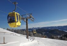Wintersporters op een besneeuwde piste in de Alpen, waar skivakanties de afgelopen vier jaar duurder zijn geworden