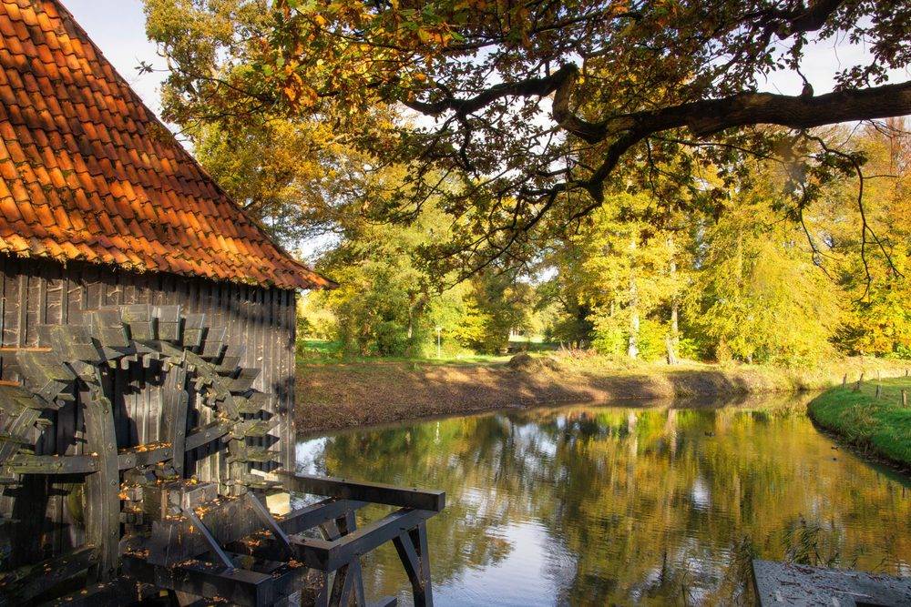 Twente-Watermolen-de-Noordmolen-nabij-Kasteel-Twickel-©-jstuij-Shutterstock.com